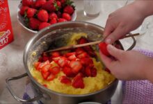 Brzi kolač sa jagodama i pudingom